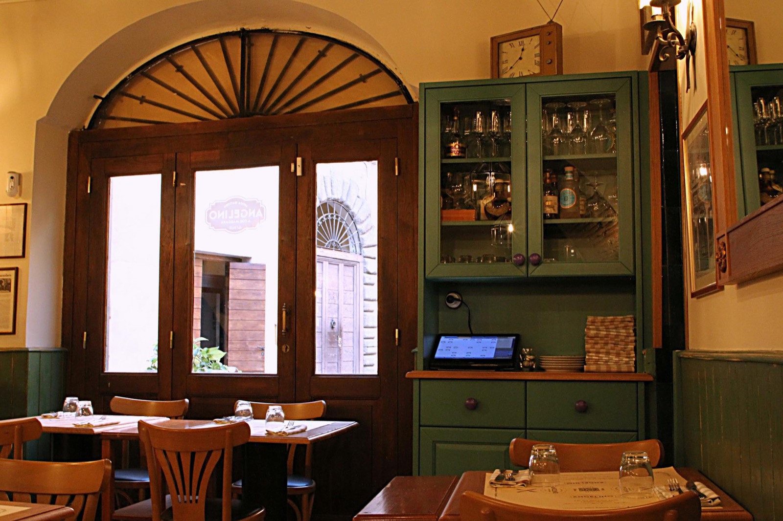 Salle intérieure de la trattoria Cheer Mamma à Cannes, ambiance chaleureuse