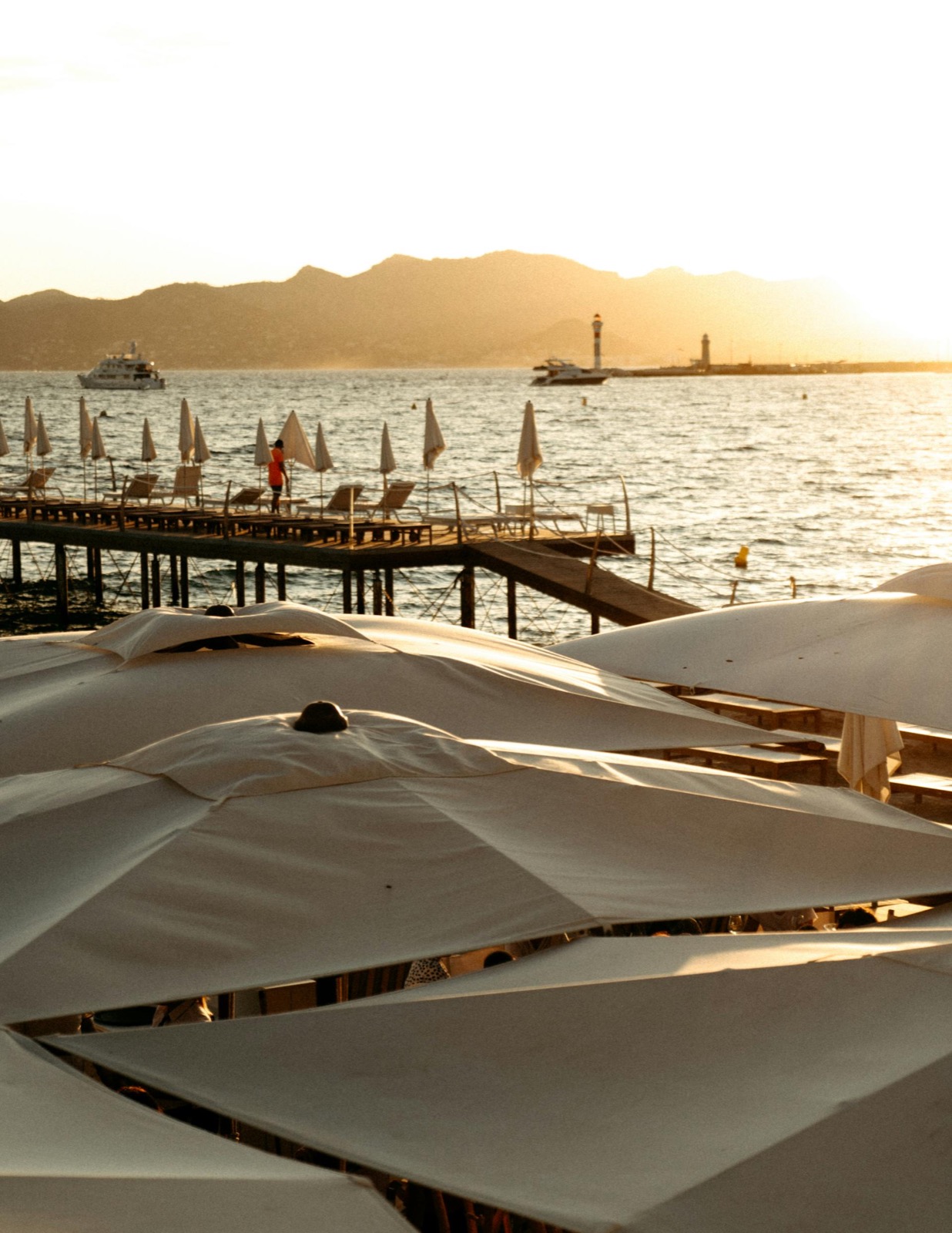 Vue du Vieux-Port de Cannes au coucher du soleil depuis le Quai Saint-Pierre