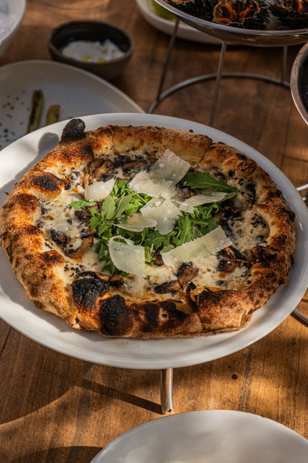 La truffe c'est chic — pizza napolitaine à la truffe noire râpée · Cheer Mamma Cannes