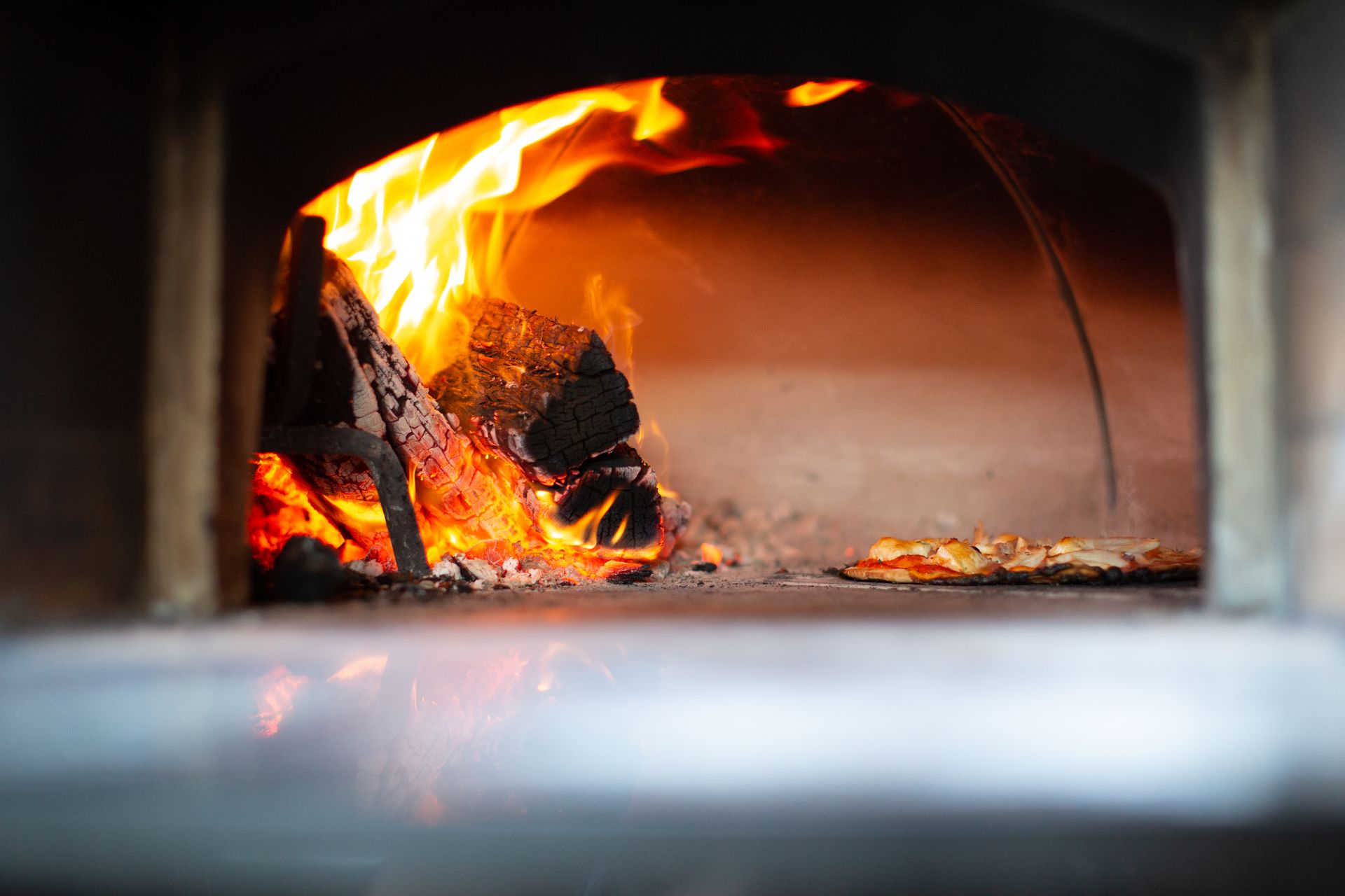 Cheer Pizza, pizza napolitaine signature au four à bois · Cheer Mamma Cannes