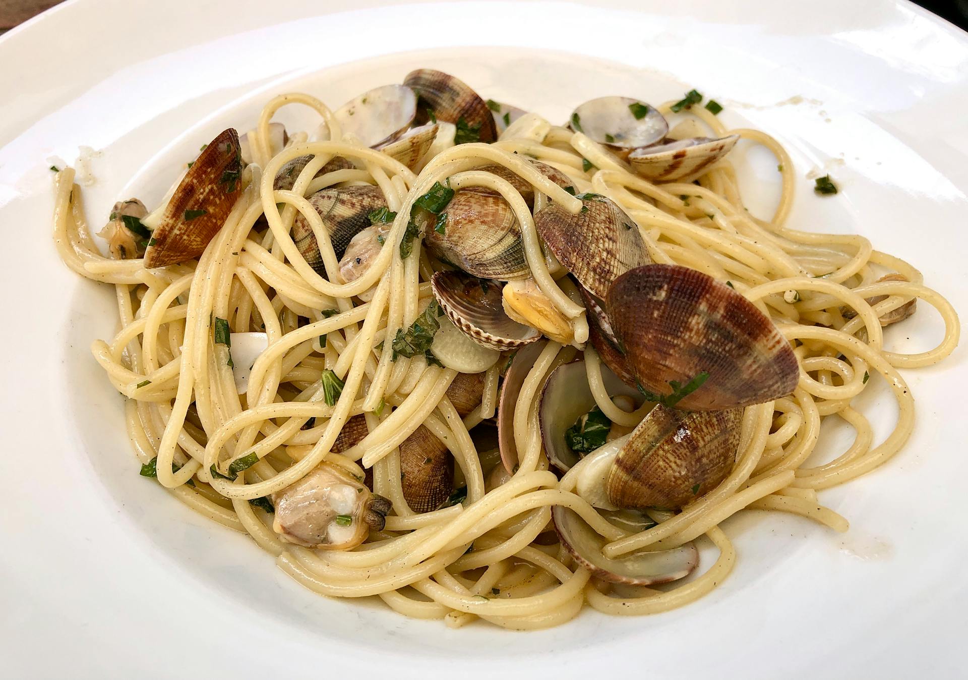 Spaghetti alle Vongole, palourdes du jour et persil plat · Cheer Mamma Cannes